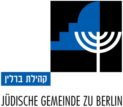 Quadratisches Logo der Jüdischen Gemeinde zu Berlin. Oben rechts ist ein schwarzes Quadrat mit blau und weißen jüdischen Symbolen. Unten steht der Name in lateinischen, schwarzen Großbuchstaben vor weißem Hintergrund, darüber in weißer hebräischer Schrift vor blauem Hintergrund.