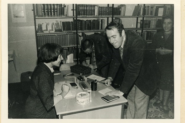 Von links nach rechts: Renate Kirchner, Leiterin, Hermann Simon und Marie Simon, erste Besuchende der Bibliothek der Ostberliner Jüdischen Gemeinde in der Oranienburger Straße am 16. November 1977.