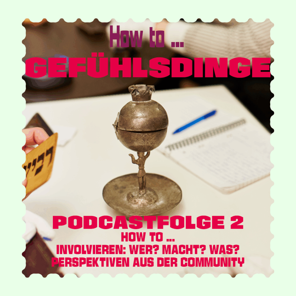 Rechteckiges Cover für die zweite Podcastefolge von "How to ... Gefühlsdinge", Grafik in Postkartenoptik, pastellgrüner Rand, in der Mitte ein Foto von einem Etrog-Behälter, der auf einem Tisch steht. Titel in roter Schrift: "How to Gefühlsdinge - Podcastfolge 2 - How to ... Involvieren: Wer? Macht? Was? - Perspektiven aus der Community!"