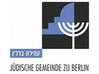 Logo der Jüdischen Gemeinde zu Berlin: Quadratische Grafik mit weißem Hintergrund. Unten steht der Titel in lateinischen schwarzen Großbuchstaben, darüber auf der linken Seite steht in kleinerer weißer Schrift der Titel in hebräischen Buchstaben in einem rechteckigen hellblauen Kasten. Rechts in der oberen Hälfte befindet sich eine Grafik einer Menora (weiß) und eine angedeutete Kuppel einer Synagoge (hellblau) in einem schwarzen Quadrat.